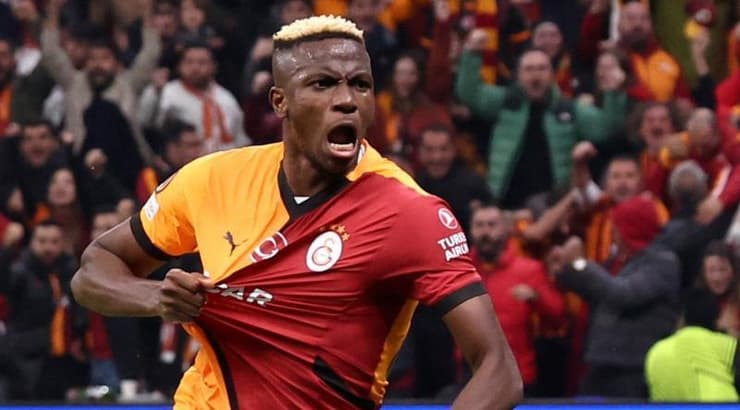 ויקטור אוסימן רץ לחגוג