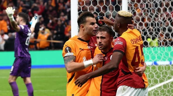 שחקני גלאטסראיי חוגגים