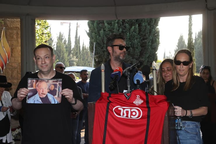 ילדיו של יגאל שילון בהלווייתו (צילום: יריב כץ) ילדיו של יגאל שילון בהלווייתו