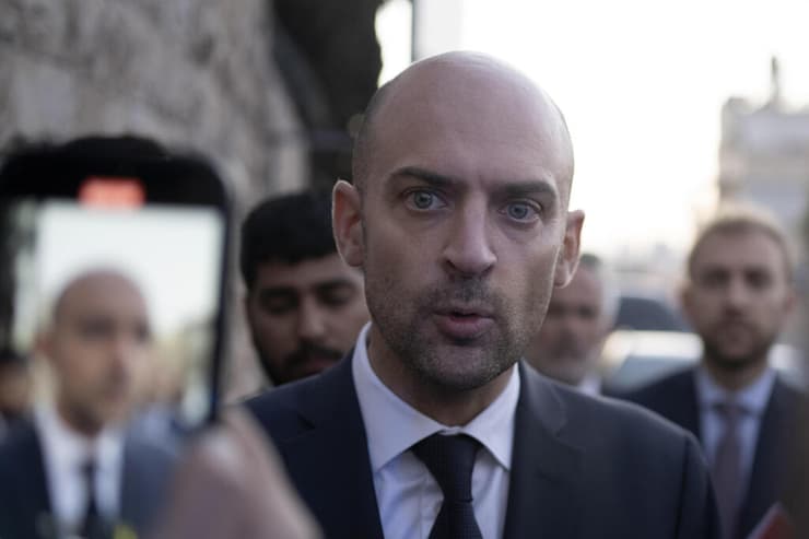 שר החוץ הצרפתי ז'אן-נואל בארו. "לא נוותר בעניין ההתנחלויות, שוקלים עוד סנקציות" (צילום: AP Photo/Maya Alleruzzo) שר החוץ של צרפת ז'אן-נואל בארו בירושלים