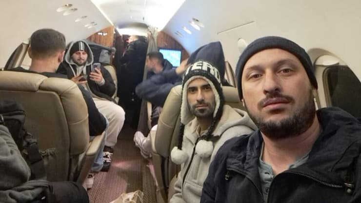 אוהדי מכבי ת"א חוזרים ארצה מאמסטרדם בטיסת פספורטכארד