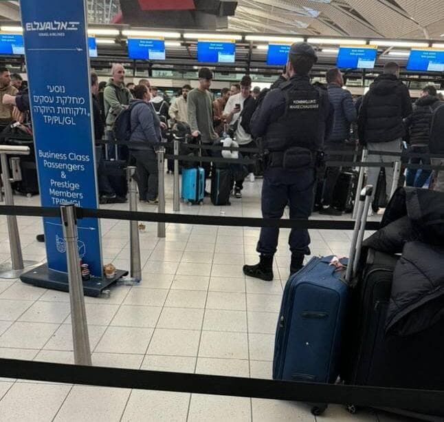 המתחם הסגור בנמל התעופה ישראלים בנמל התעופה ב אמסטרדם