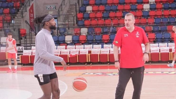 שחקן הפועל ת"א פטריק בברלי עם סטפנוס דדאס