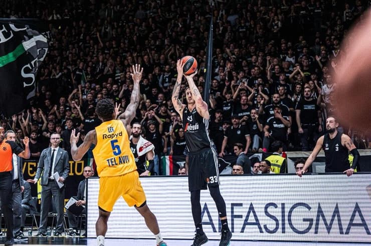 שחקן מכבי ת"א סייבן לי שומר על שחקן וירטוס בולוניה אקילה פולונרה