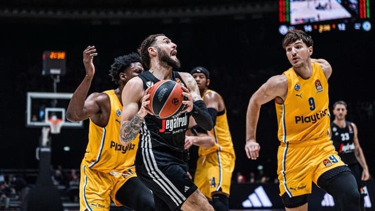 שחקן מכבי ת"א רומן סורקין שומר על שחקן וירטוס בולוניה מרקו בלינלי