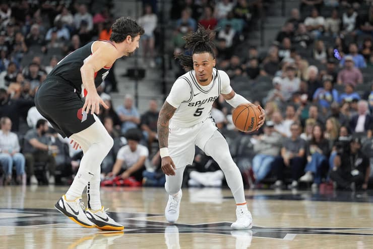 אבדיה שומר על קאסל, אחד מכוכבי הערב של הספרס