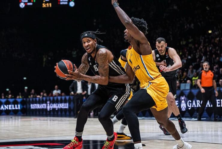 שחקן מכבי ת"א ג'יילן הורד שומר על שחקן וירטוס בולוניה וויל קלייברן