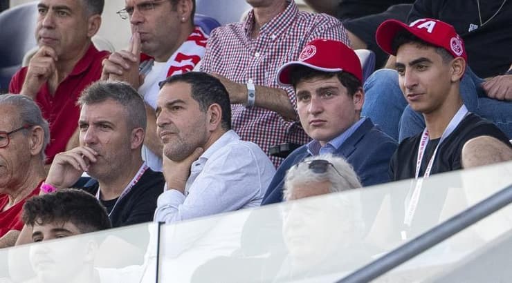 אדמונד ומואיז ספרא ביציע