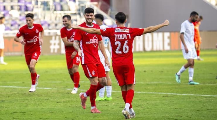 שחקני הפועל תל אביב חוגגים