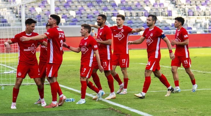 שחקני הפועל תל אביב חוגגים