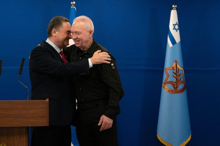 גלנט וכ"ץ בטקס החילופים. השר התחלף, הצווים לא נעצרים (צילום: אריאל חרמוני, משרד הביטחון) ישראל כץ נכנס לתפקידו כשר הביטון
