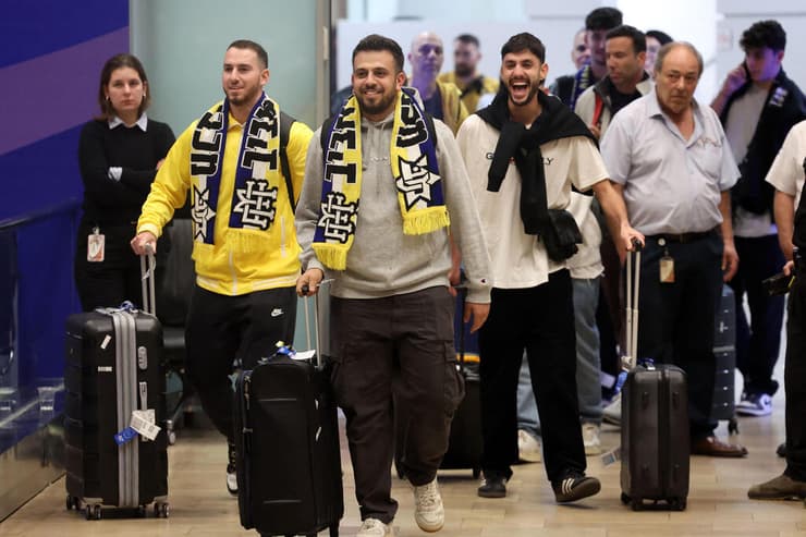 צילום: Jack GUEZ / AFP אוהדי מכבי תל אביב נוחתים בארץ