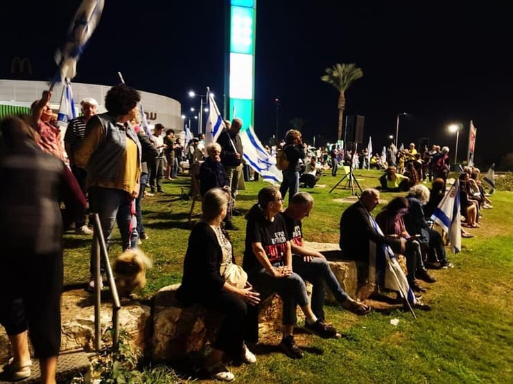 מחאה בצומת העוגן, עמק חפר למען השבתם של החטופים ולציון 400 ימים שהם בשבי החמאס 