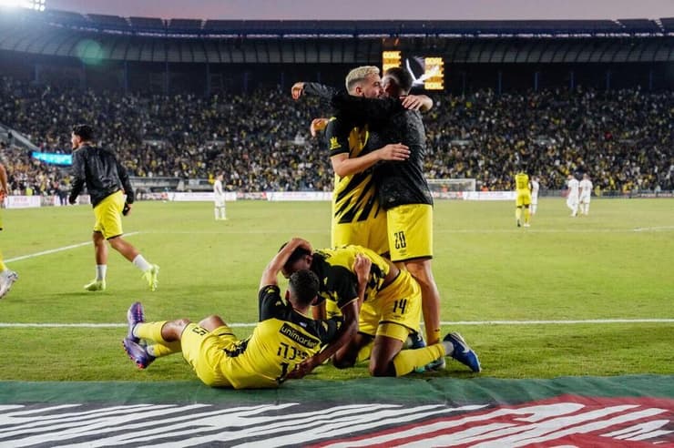 מקום ראשון עם היציאה לפגרת הנבחרות. שחקני בית"ר חוגגים (צילום: שלו שלום) שחקני בית"ר