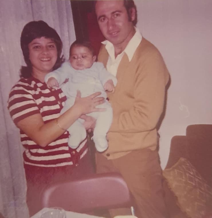 ברדוגו עם הוריו המאמצים ביום האימוץ, 30 בנובמבר 1971