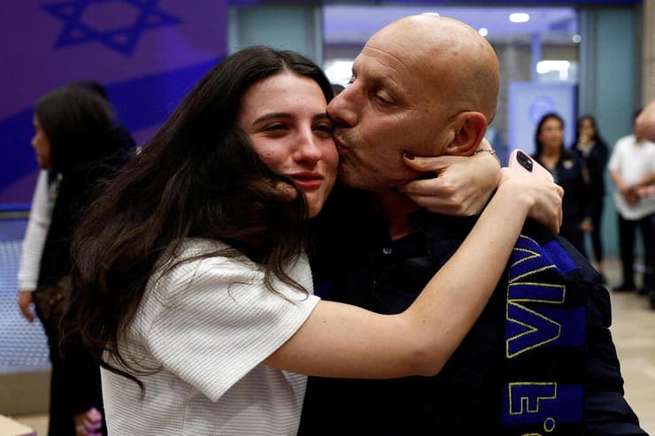 צילום: REUTERS/Thomas Peter אוהדי מכבי תל אביב נוחתים בארץ