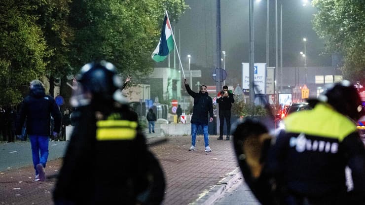 מפגין פרו פלסטיני לפני משחקה של מכבי ת"א מול איאקס (צילום: Jeroen Jumelet / ANP / AFP) מפגין פרו פלסטיני לפני משחקה של מכבי ת"א מול איאקס