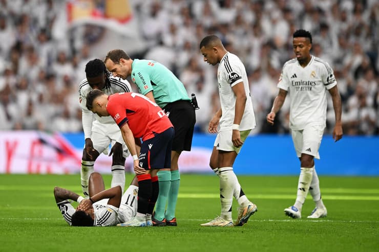 רודריגו כואב על כר הדשא (צילום: Denis Doyle/Getty Images) רודריגו
