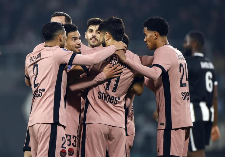 שחקני פ.ס.ז' חוגגים