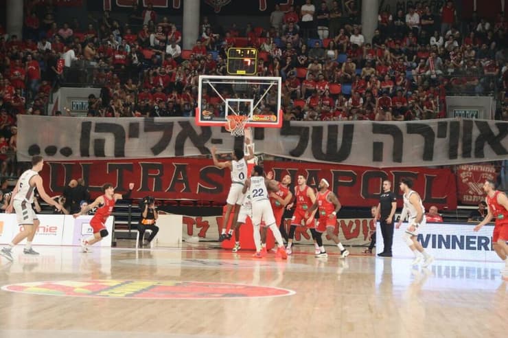 השלט של ארגון האולטראס (צילום: מוטי קמחי) אוהדי הפועל ת"א