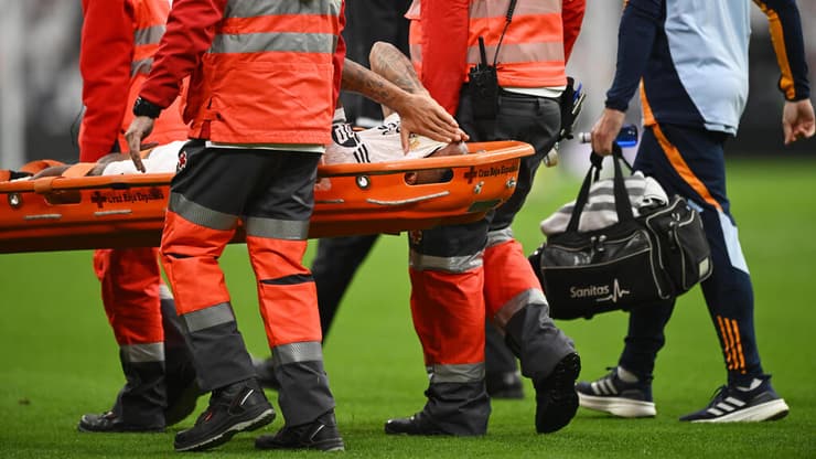 קרע שני ברצועה הצולבת תוך 15 חודשים. מיליטאו מפונה על אלונקה (צילום: Denis Doyle/Getty Images) אדר מיליטאו מפונה על אלונקה