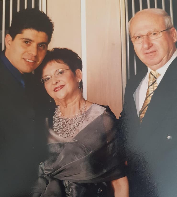 ברדוגו עם הוריו