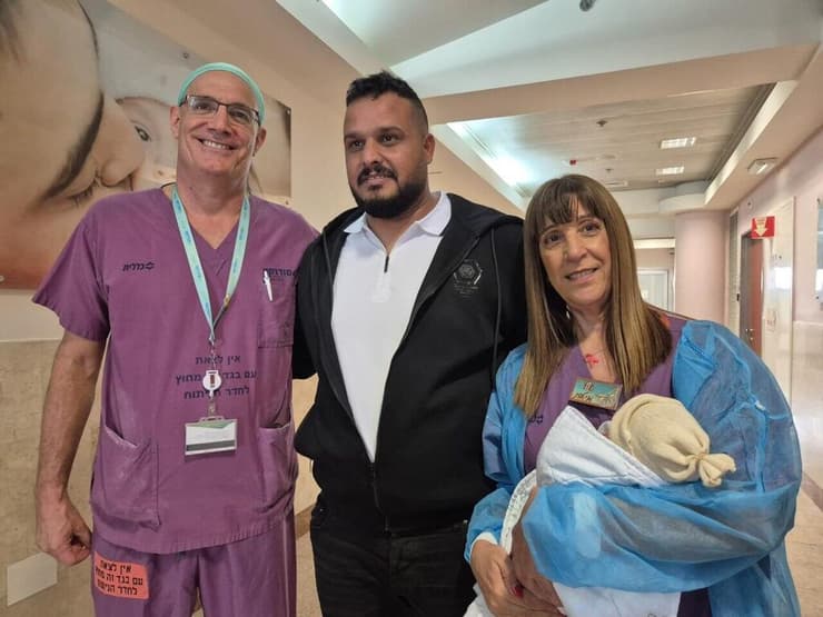מימין: שולי דנין, טריפי אבו־ראשד ופרופ' אייל שיינר. "נפגשנו שוב הפעם באווירה ועטיפה שונה לגמרי" מימין: שולי דנין, טריפי אבו־ראשד ופרופ' אייל שיינר