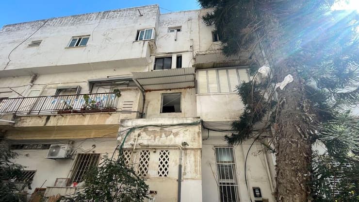  הבניין שהוכרז מסוכן. "משטח המדרגות עלול ליפול ללא התראה מוקדמת"