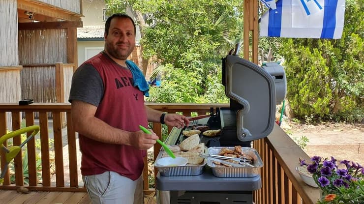 נוי ז"ל בעמדת הברבקיו בביתו בבארי. "הוא היה קודם כל בן אדם טוב" (צילום: באדיבות המשפחה) נוי ז"ל בעמדת הברבקיו בביתו בבארי. "הוא היה קודם כל בן אדם טוב"