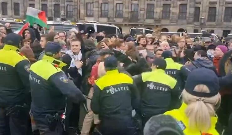 הולנד אמסטרדם משטרה עוצרת מפגינים פרו פלסטינים ב כיכר דאם 3 ימים אחרי הפרעות נגד אוהדי מכבי תל אביב