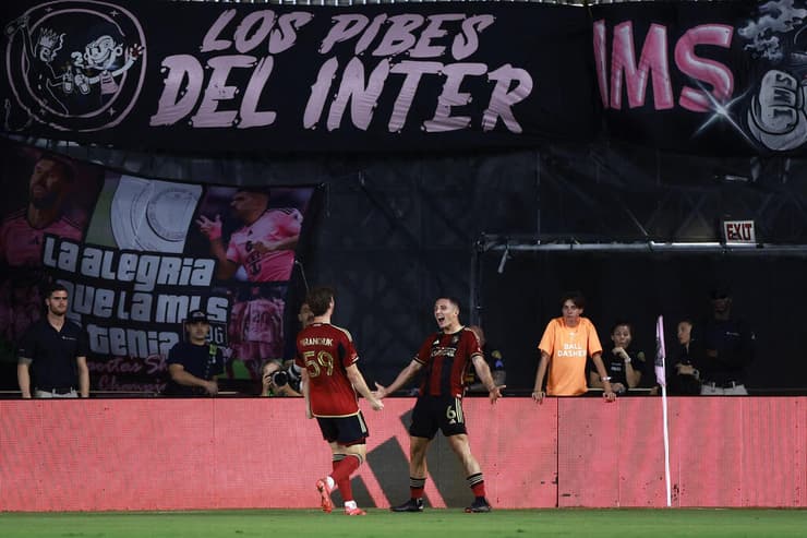 שחקני אטלנטה חוגגים את הסנסציה