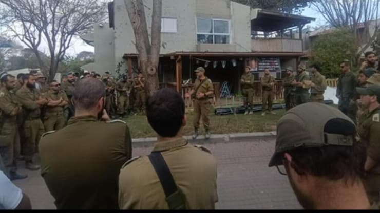 חבריו לגדוד המילואים של נוי בטקס לזכרו מחוץ לביתו בבארי