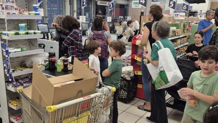 התורים באחד מסניפי קרפור שנפגעו מתקיפת הסייבר של הימים האחרונים 