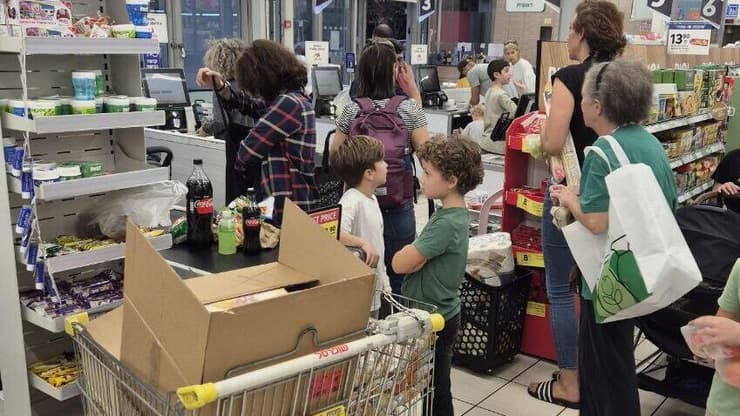 "ניתן לשלם רק במזומן". תורים בסניף קרפור היום