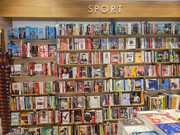 גם כניסה לחנות ספרים במנצ'סטר מלווה בהתקף קנאה (צילום: פרטי) גם כניסה לחנות ספרים במנצ'סטר מלווה בהתקף קנאה