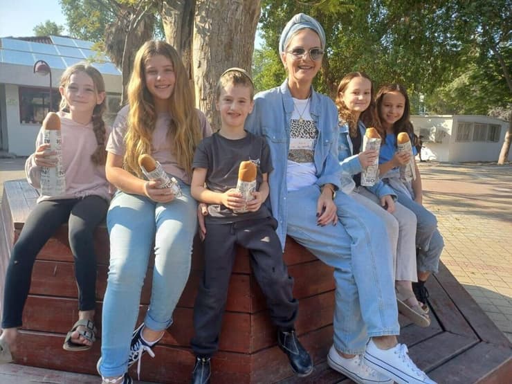 המורים שמכינים כריכים לתלמידים שהוריהם במילואים