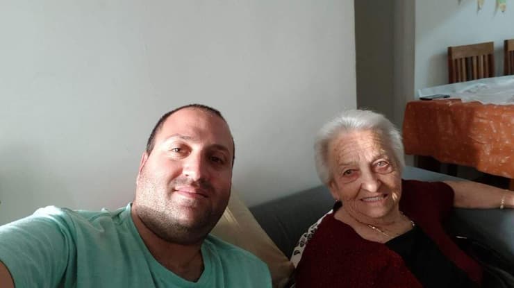 נוי ז"ל עם סבתו ניצולת השואה. "המלחמה החזירה אותה שנים אחורה" (צילום: באדיבות המשפחה) נוי ז"ל עם סבתו ניצולת השואה. "המלחמה החזירה אותה שנים אחורה"