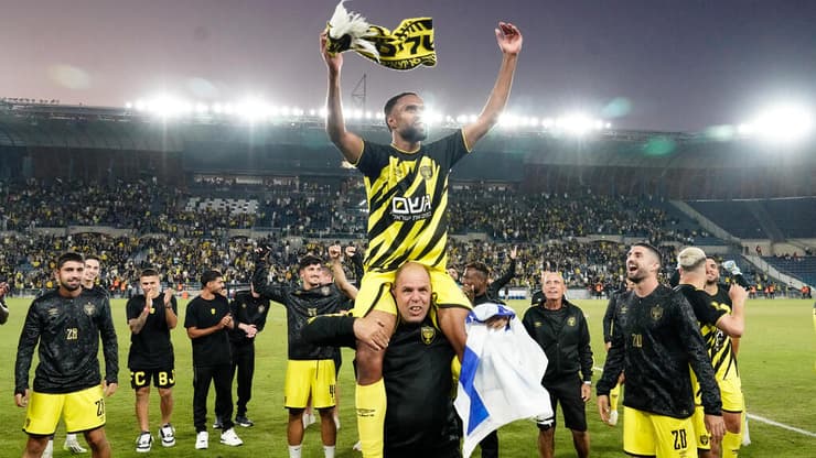 שער שני העונה. ז'נו על הכתפיים בסיום המשחק (צילום: שלו שלום) ז'נו