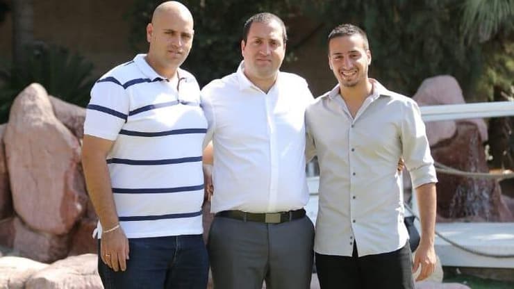 נוי ז"ל (באמצע) עם אחיו. "היה איש משפחה אוהב"   