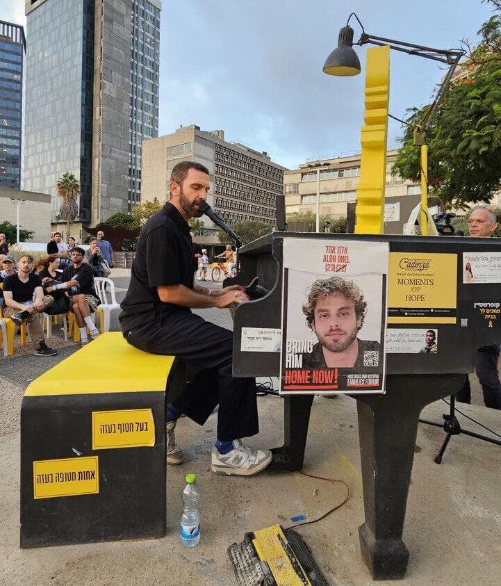 אירוע 400 ימים ללא המנגינה של אלון אהל בכיכר החטופים שבתל אביב