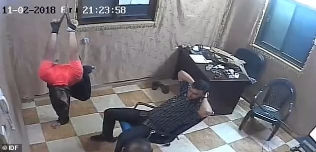 תיעוד המראה את חמאס מתעלל הפלסטינים