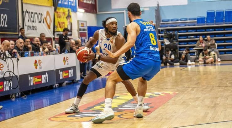 אקסבייר סניד מול רפי מנקו (רועי כפיר) אקסבייר סניד מול רפי מנקו