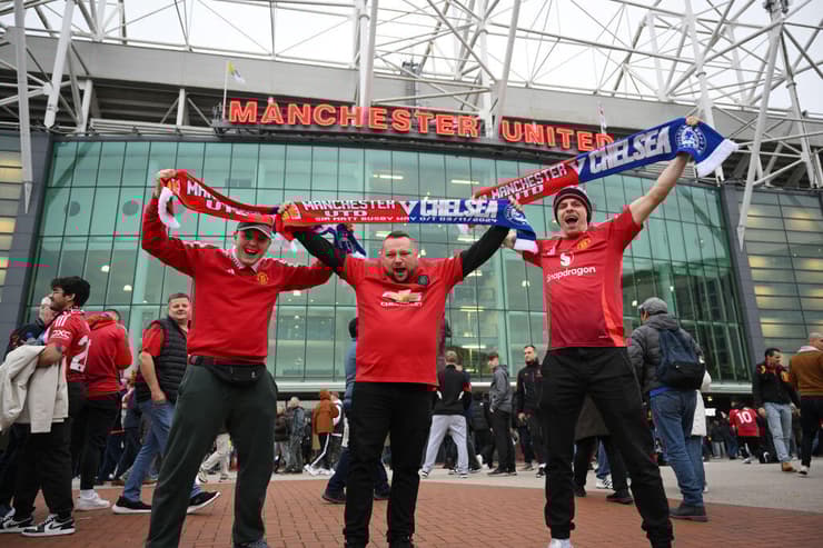 עדיין מאמינים שקבוצתם היא הטובה בתבל. אוהדי יונייטד מחוץ לאולד טראפורד לפני המשחק מול צ'לסי (צילום: Michael Regan/Getty Images) אוהדי יונייטד לפני המשחק מול צ'לסי