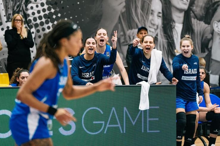 שחקניות נבחרת ישראל חוגגות