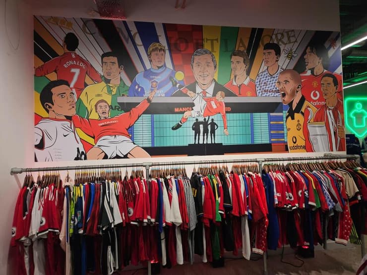 תחנת חובה לכל מי שאוהב את השילוב בין חולצות כדורגל לנוסטלגיה. האגף של יונייטד בחנות 'קלאסיק פוטבול שירטס' (צילום: פרטי) האגף של יונייטד בחנות 'קלאסיק פוטבול שירטס'