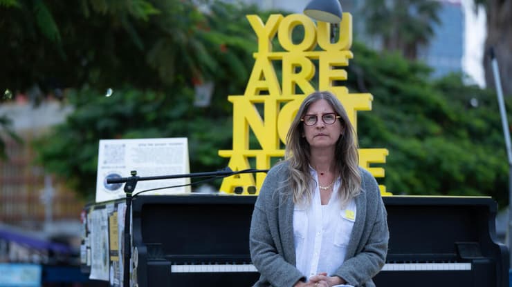 עידית באירוע 400 ימים ללא המנגינה של אלון אהל בכיכר החטופים שבתל אביב