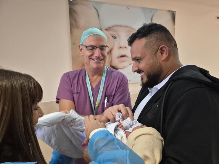 טריפי אבו־ראשד ובתו הטרייה עם פרופ' אייל שיינר