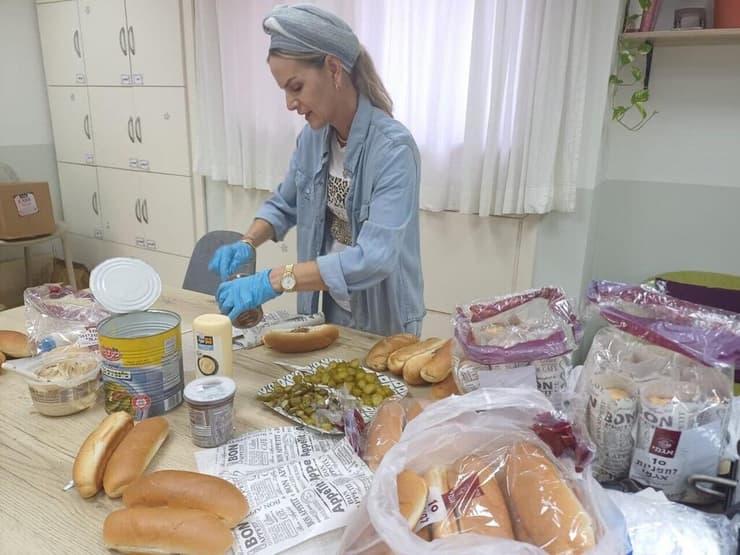 המורים שמכינים כריכים לתלמידים שהוריהם במילואים