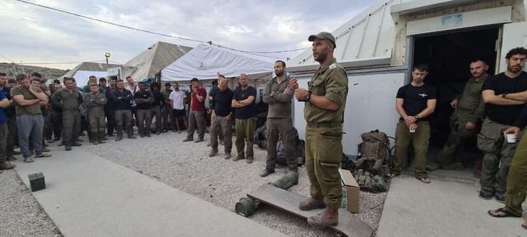 בן גד מתדרך את חייליו בשטח. "פק"ל הופכת את שירות המילואים מחובה להזדמנות" (צילום: מהאלבום הפרטי) רס"ן (מיל') אריאל בן גד מתדרך את חייליו