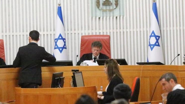 התנועה למען איכות השלטון בעתירה כנגד השר לביטחון לאומי על מנת למנוע  מפקידי המשרד מלעסוק במתן רישיונות לכלי ירייה - ביהמ"ש העליון